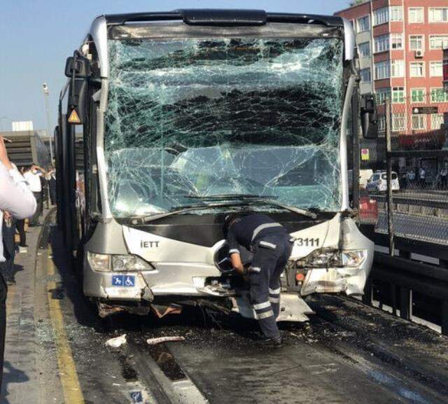 Küçükçekmece'de metrobüs kazası! Yaralılar var