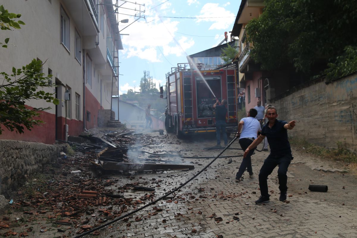 Oltu'da çatı yangını hasara yol açtı