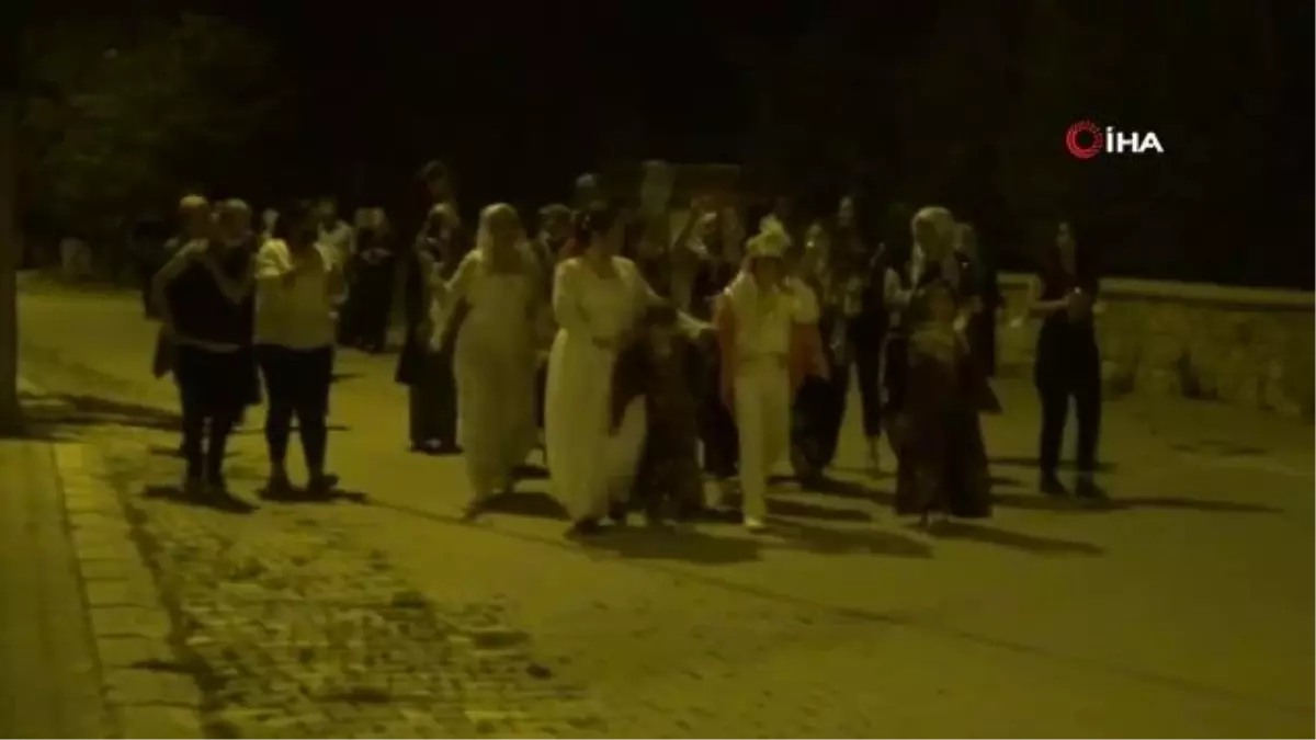 Şarkılar söyleyip kapı kapı dolaşıyorlar... Düğünlerin vazgeçilmesi 'bahşiş' geleneği devam ediyor