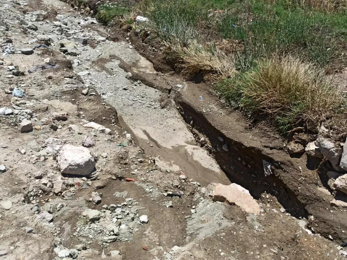 Şiddetli yağış köy yollarını dereye çevirdi