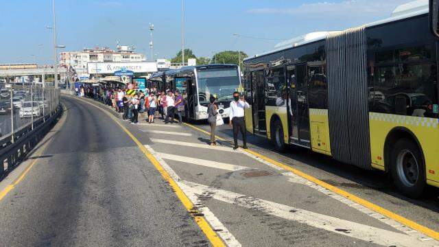 Son Dakika: Küçükçekmece'de metrobüs kazası! 24 kişi yaralandı