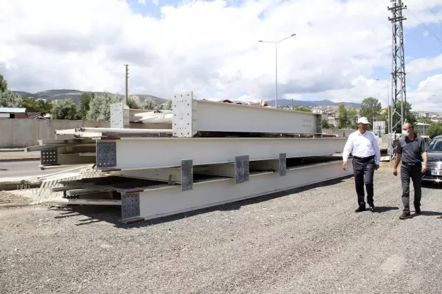 Suşehri'nde Kemalpaşa Mahallesi mezarlığında çevre düzenleme çalışması sürüyor