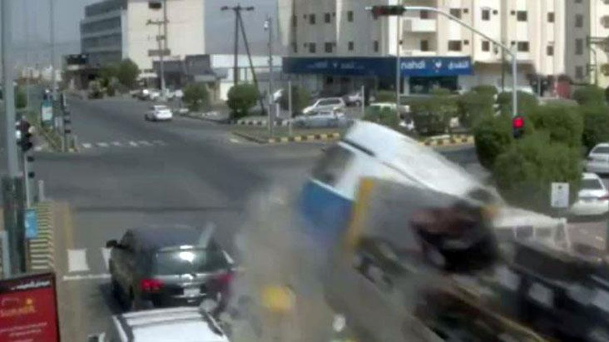 Suudi Arabistan'da tır, kırmızı ışıkta bekleyen araçları biçti: 2 ölü, 2 yaralı