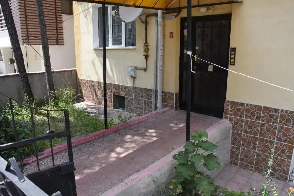 Tüfekle ağır yaraladığı eski eşini, kapısında beklemiş