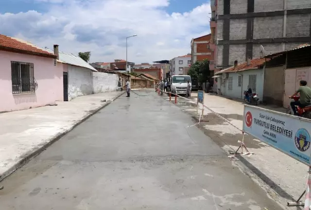 Turgutlu Belediyesi aşırı sıcaklara rağmen sahada çalışmalarını sürdürüyor