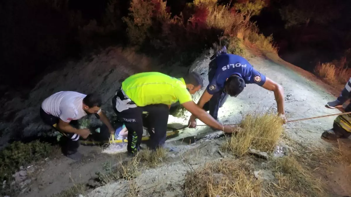 Son dakika! Uçuruma düşen otomobil sürücüsünü polis ve sağlıkçılar kan ter içinde kurtardı