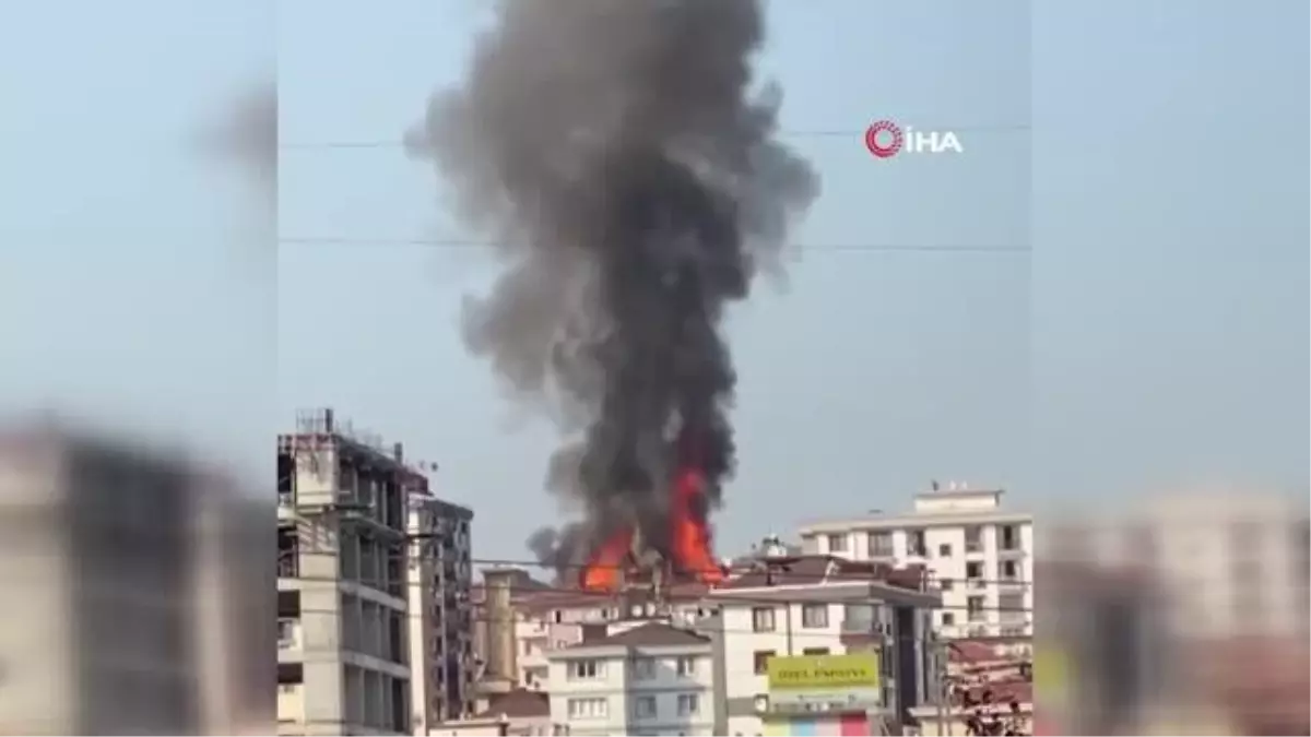Ümraniye'de 10 katlı apartmanın çatısı alev alev yandı