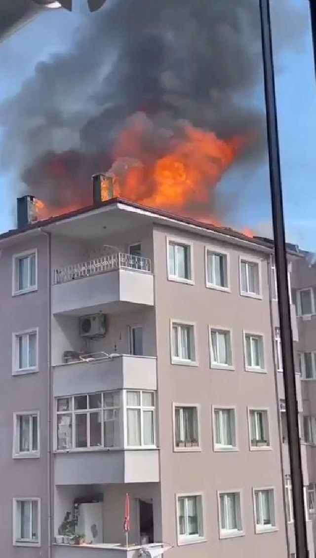 Son dakika... (Ümraniye'de 10 katlı binanın çatısında yangın