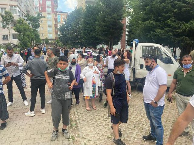 Son dakika... (Ümraniye'de 10 katlı binanın çatısında yangın