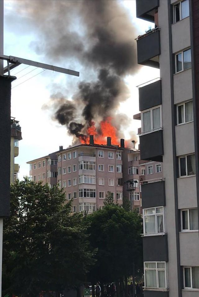Son dakika... (Ümraniye'de 10 katlı binanın çatısında yangın