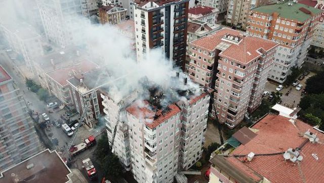 Son dakika... (Ümraniye'de 10 katlı binanın çatısında yangın