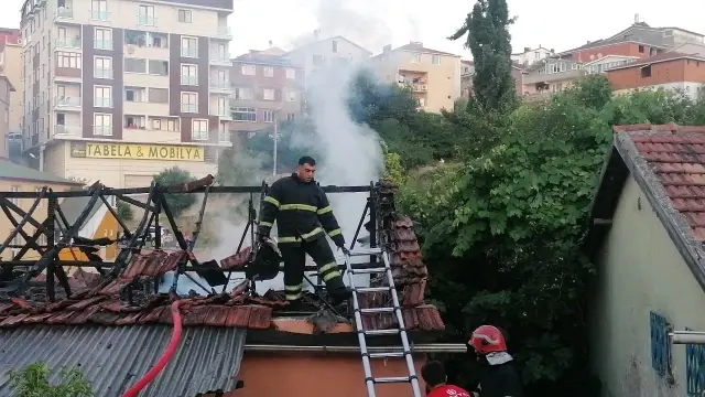 Yabancı uyruklu şahısların kaldığı gecekondu alev alev yandı
