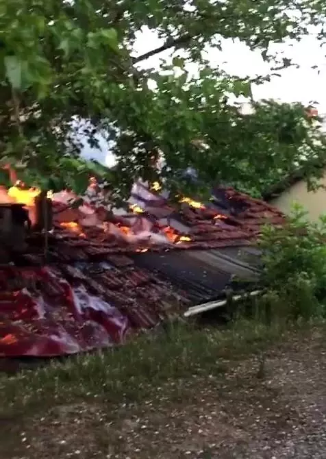 Yabancı uyruklu şahısların kaldığı gecekondu alev alev yandı