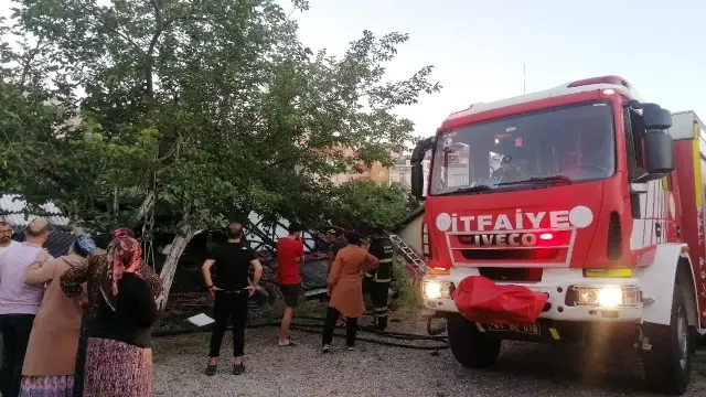 Yabancı uyruklu şahısların kaldığı gecekondu alev alev yandı