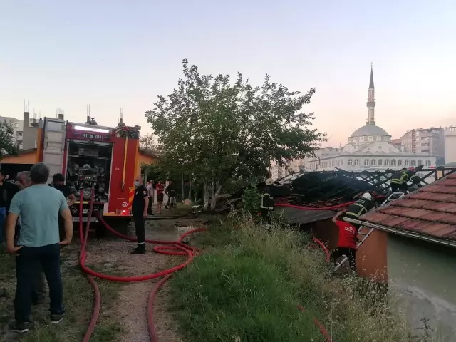 Yabancı uyruklu şahısların kaldığı gecekondu alev alev yandı