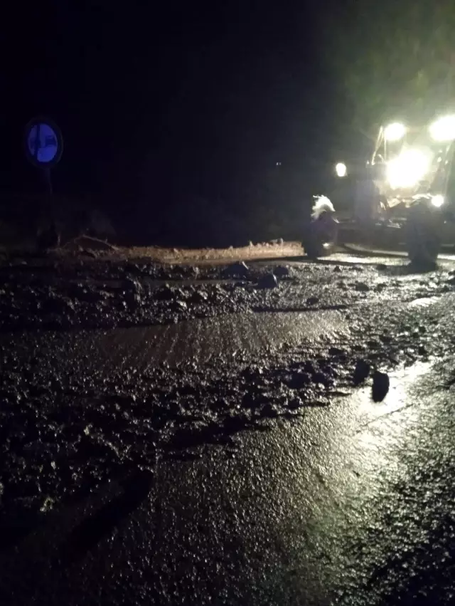 15 dakika süren sağanak yağış yaşamı olumsuz etkiledi