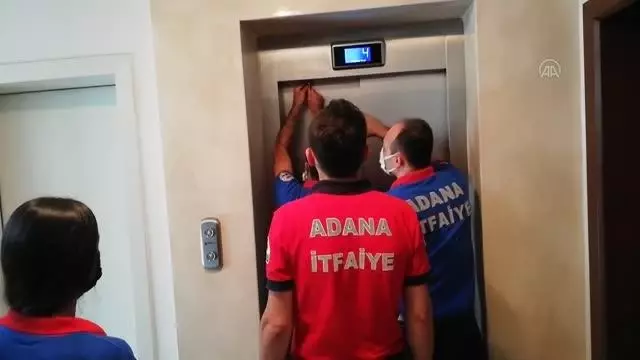 Asansörde mahsur kalan su dağıtıcısını itfaiye kurtardı Asansörde mahsur kalan su dağıtıcısını itfaiye kurtardı