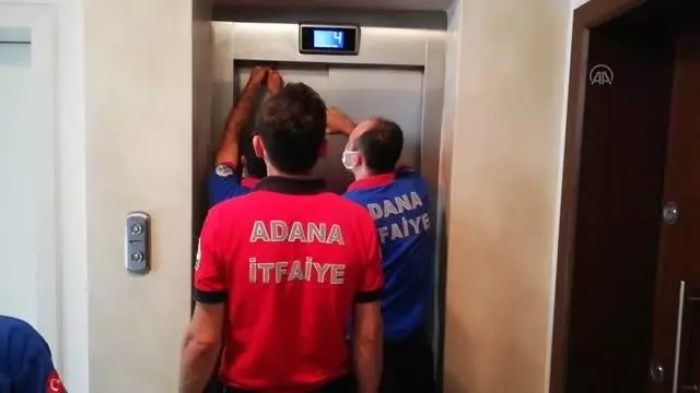 Asansörde mahsur kalan su dağıtıcısını itfaiye kurtardı