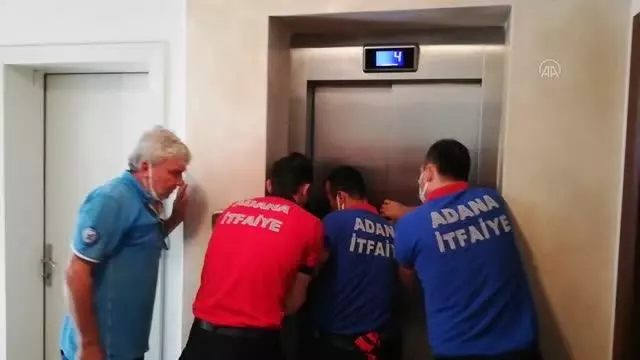 Asansörde mahsur kalan su dağıtıcısını itfaiye kurtardı