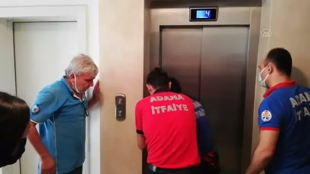 Asansörde mahsur kalan su dağıtıcısını itfaiye kurtardı