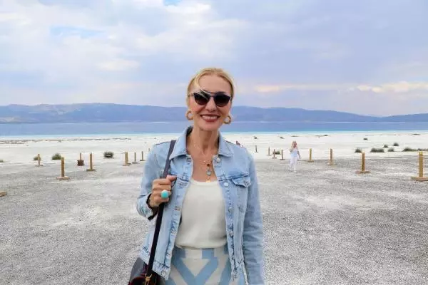 BAKAN ERSOY'UN EŞİ PERVİN ERSOY ÜNLÜLERLE SALDA GÖLÜ'NÜ GEZDİ