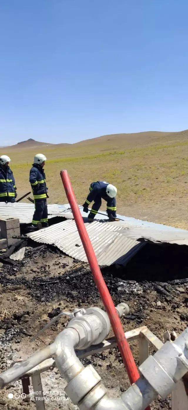 Çakmakla oynayan çocuk evi yaktı Çakmakla oynayan çocuk evi yaktı
