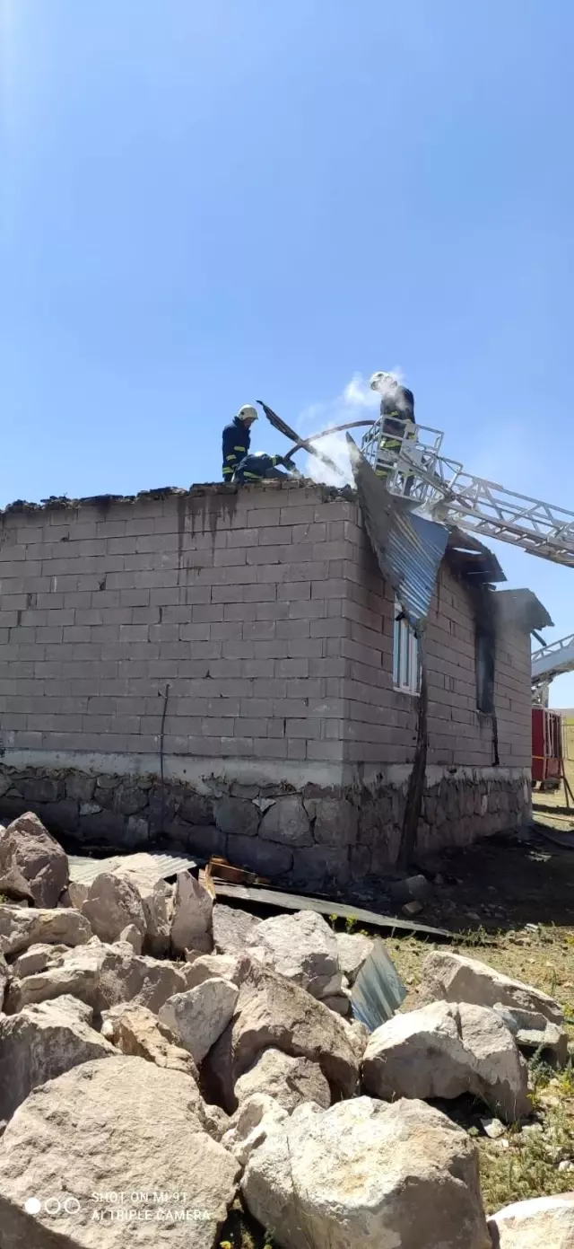 Çakmakla oynayan çocuk evi yaktı