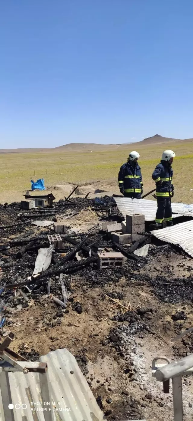 Çakmakla oynayan çocuk evi yaktı