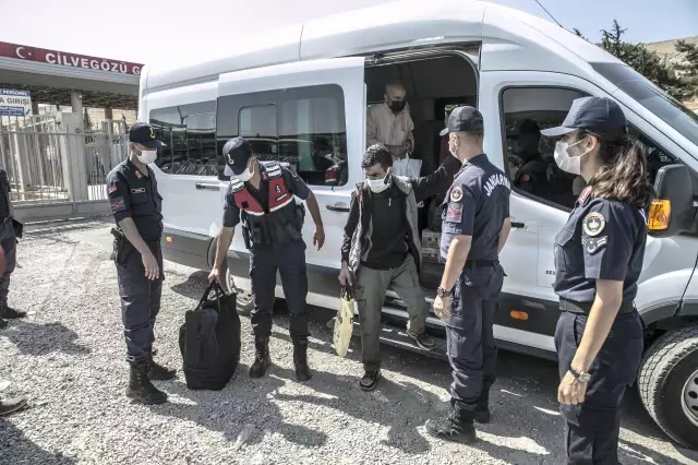 Cilvegözü Sınır Kapısı'ndan Kurban Bayramı öncesi Suriye'ye geçişler başladı Cilvegözü Sınır Kapısı'ndan Kurban Bayramı öncesi Suriye'ye geçişler başladı