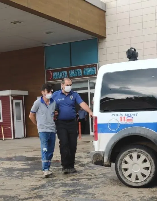 'Dur' ihtarına uymayan ve polis aracına çarpıp kaçan otomobildeki zanlı kovalamaca sonucu yakalandı