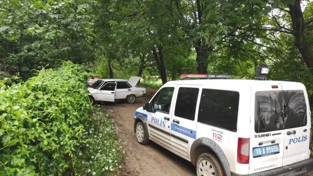'Dur' ihtarına uymayan ve polis aracına çarpıp kaçan otomobildeki zanlı kovalamaca sonucu yakalandı