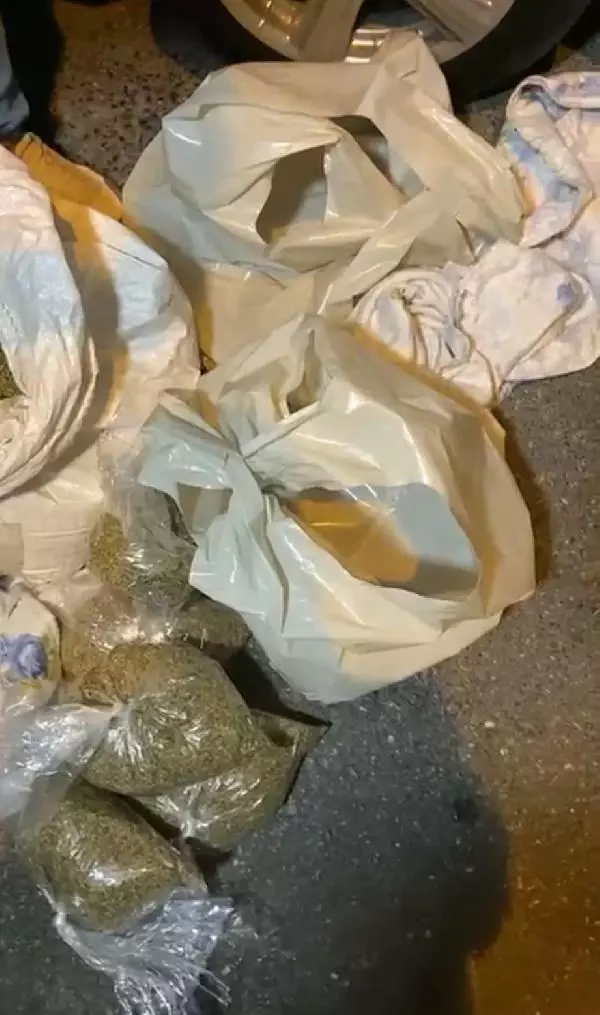 Son dakika haberleri | Esenler'de polisin araçta 5 kilo uyuşturucu bulduğu anlar kamerada