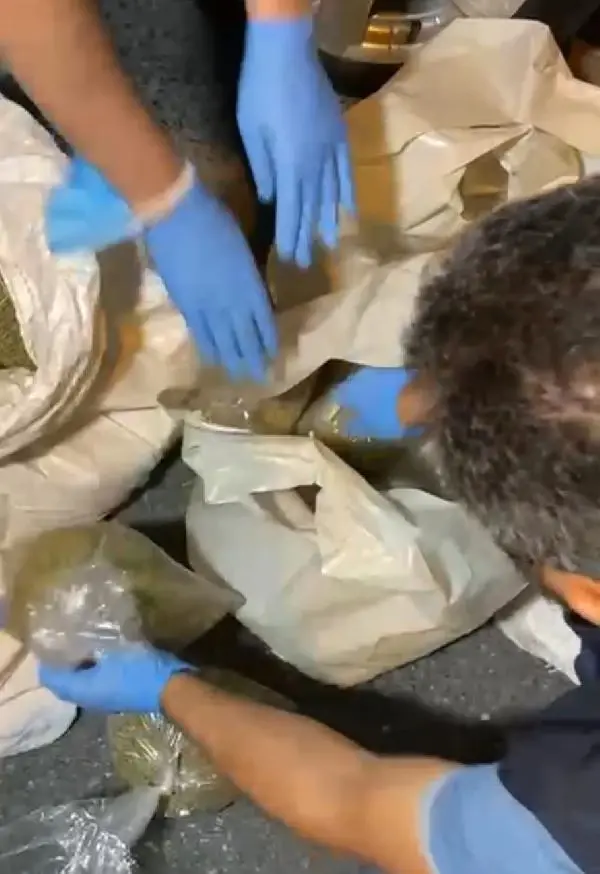 Son dakika haberleri | Esenler'de polisin araçta 5 kilo uyuşturucu bulduğu anlar kamerada