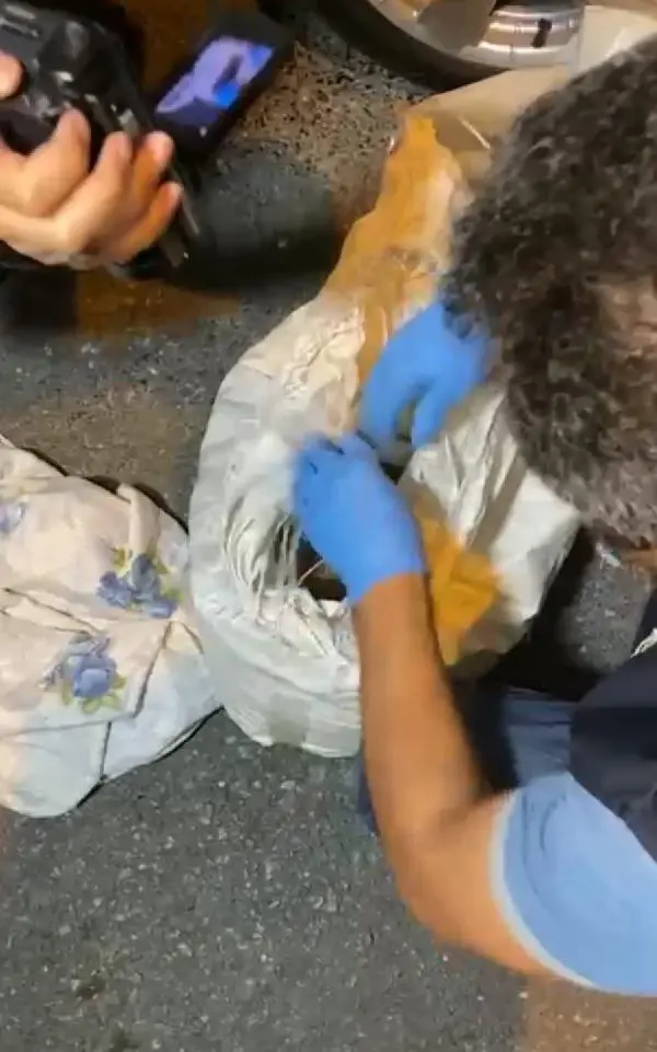 Son dakika haberleri | Esenler'de polisin araçta 5 kilo uyuşturucu bulduğu anlar kamerada