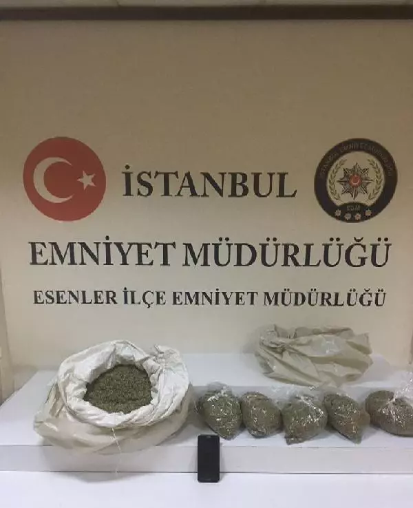 Son dakika haberleri | Esenler'de polisin araçta 5 kilo uyuşturucu bulduğu anlar kamerada