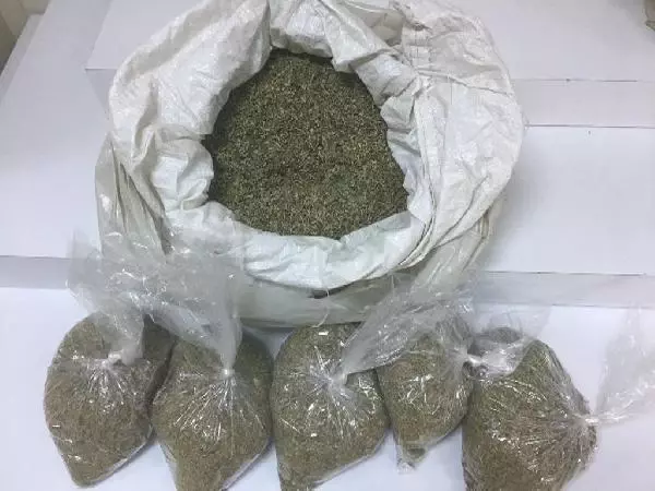 Son dakika haberleri | Esenler'de polisin araçta 5 kilo uyuşturucu bulduğu anlar kamerada