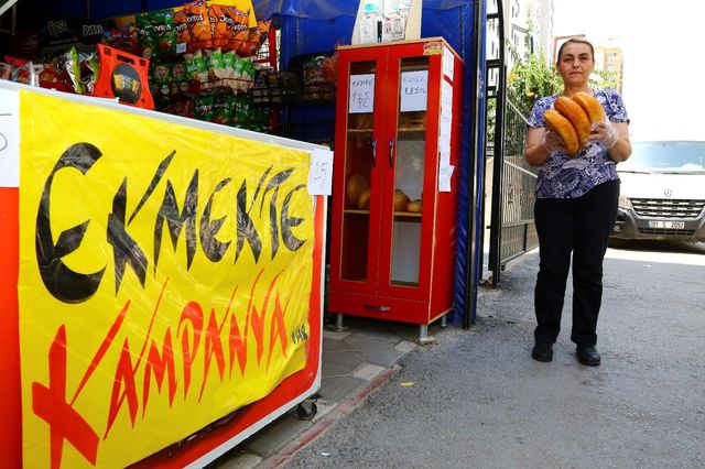 Fırıncıya kızdı, ekmeğe 50 kuruş indirim yaptı! Başlattığı kampanya tüm mahalleyi sevindirdi