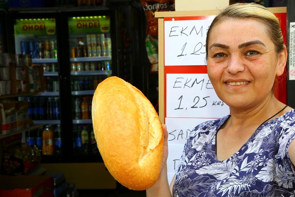 Fırıncıya kızdı, ekmeğe 50 kuruş indirim yaptı! Başlattığı kampanya tüm mahalleyi sevindirdi