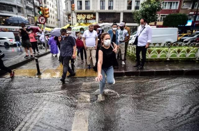 Göle dönen yollarda vatandaşların yağmurla imtihanı