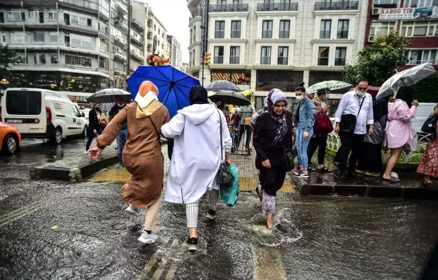 Göle dönen yollarda vatandaşların yağmurla imtihanı