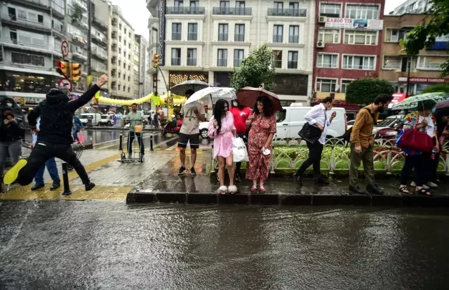 Göle dönen yollarda vatandaşların yağmurla imtihanı