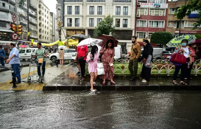 Göle dönen yollarda vatandaşların yağmurla imtihanı
