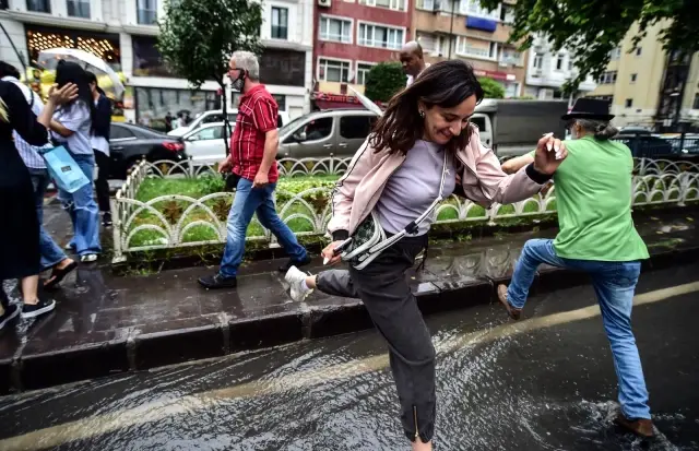 Göle dönen yollarda vatandaşların yağmurla imtihanı