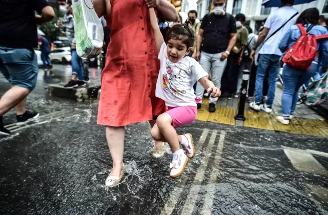 Göle dönen yollarda vatandaşların yağmurla imtihanı