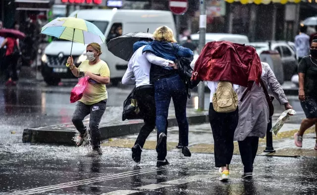 Göle dönen yollarda vatandaşların yağmurla imtihanı