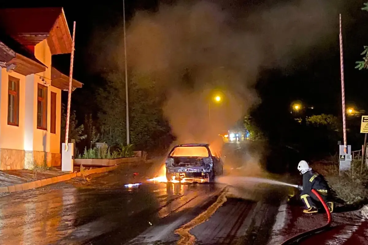 Gümüşhane'de park halindeki otomobil cayır cayır yandı