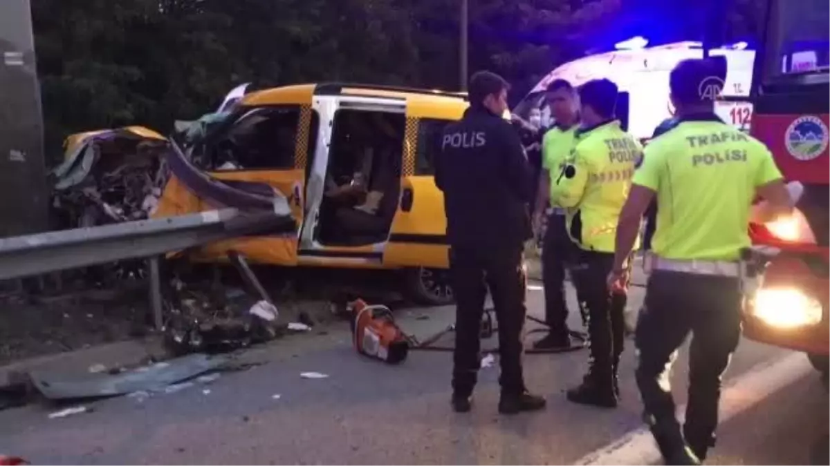 Hafif ticari taksinin refüje çarpması sonucu 2 kişi öldü, 5 kişi yaralandı