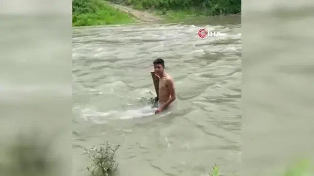 Helallik istedikten sonra nehirde kaybolan gence ait yeni görüntüler ortaya çıktı Helallik istedikten sonra nehirde kaybolan gence ait yeni görüntüler ortaya çıktı