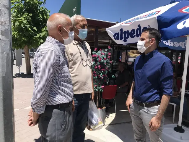 İsveç'te parti kuran siyasetçi, hemşehrilerinden oy istemek için memleket sokaklarında