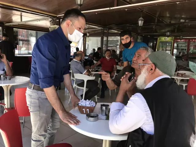 İsveç'te parti kuran siyasetçi, hemşehrilerinden oy istemek için memleket sokaklarında